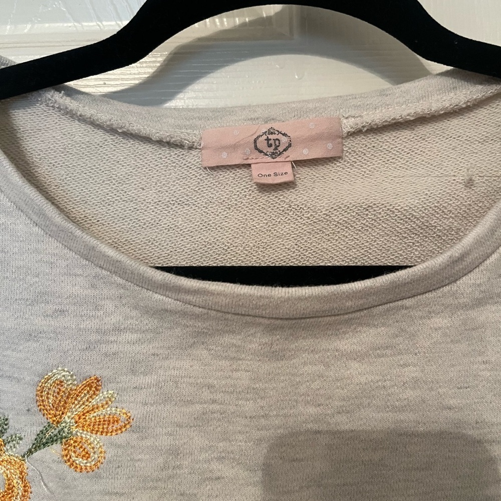 Anthropologie TP Gray‎ Floral Embroidered Poncho Cottagecore Floral Fringe - Picture 2 of 7